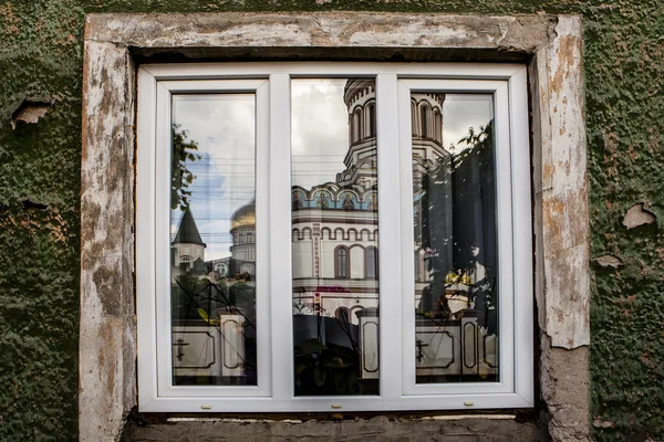 Kunststof venster van het oude huis — Stockfoto