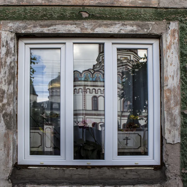 Fenêtre en plastique de l'ancienne maison — Photo