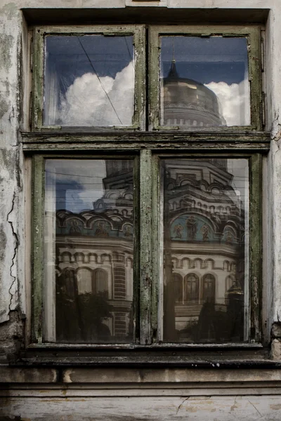 Старое окно старинного дома — стоковое фото