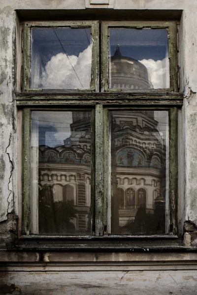 Antigua ventana de la antigua casa — Foto de Stock
