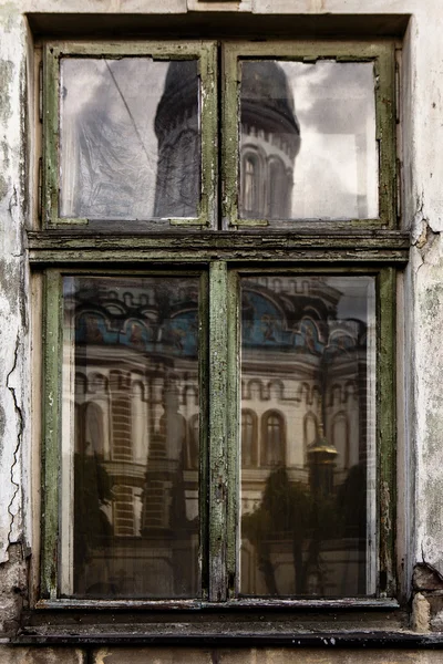 Staré okno starobylého domu — Stock fotografie