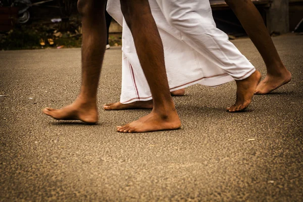 Los pies de los hombres indios —  Fotos de Stock