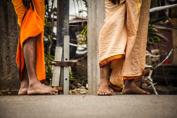 Los pies de los hombres indios — Foto de Stock