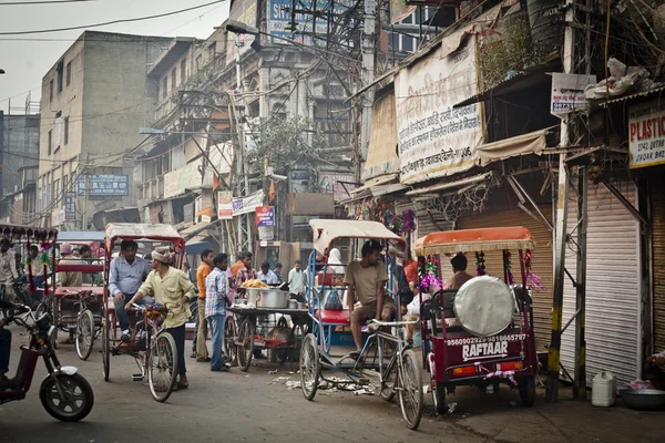 Morgen auf einer Straße im alten delhi — Stockfoto