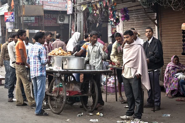 Mann kocht und verkauft indisches Street Food — Stockfoto