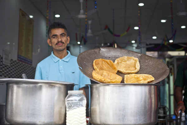 Mann kocht und verkauft indisches Street Food — Stockfoto