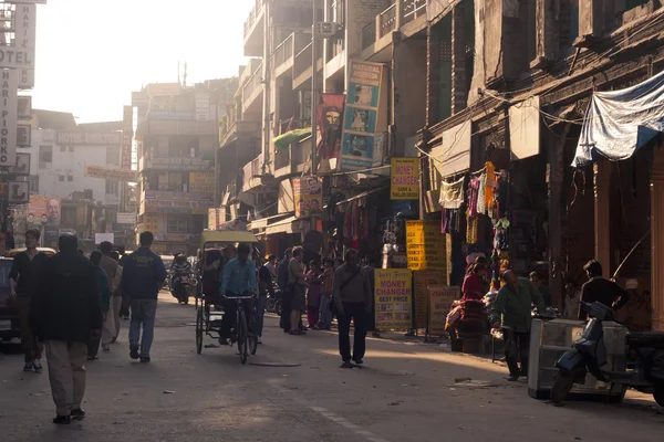 Calle abarrotada en el bazar principal o Paharganj — Foto de Stock