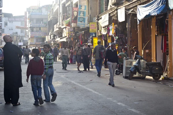 Kalabalık caddede ana ın Bazaarı veya paharganj — Stok fotoğraf