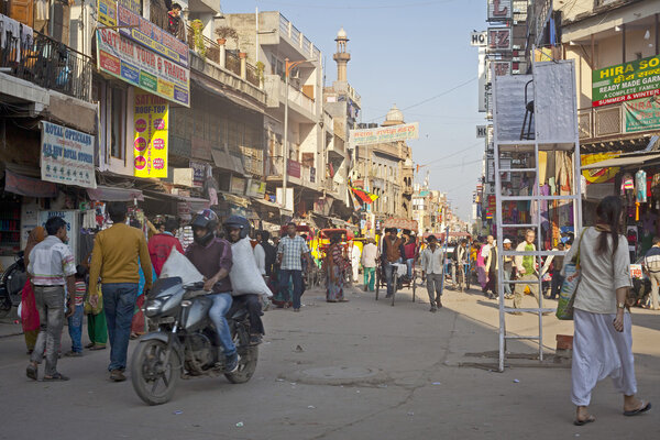 Переполненная улица на Главном базаре или в Пахаргандже
