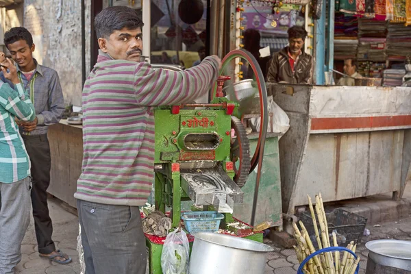 Man cooking and selling India's street food — Stock Photo, Image