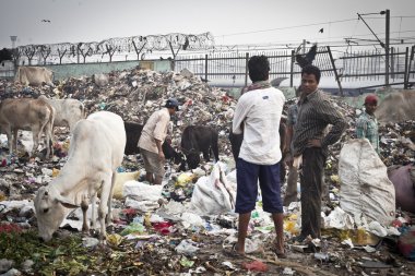 büyük çöp yığını ve kimliği belirsiz kişi sokakta