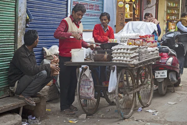 Hombre cocinando y vendiendo comida callejera de la India — Foto de Stock