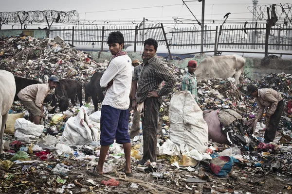 Gran montón de basura y personas no identificadas en la calle —  Fotos de Stock