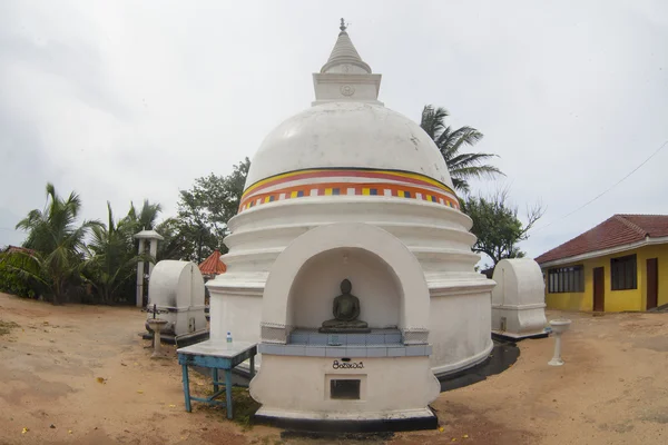 Küçük beyaz stupa — Stok fotoğraf