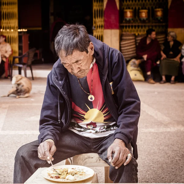 Hombre tibetano cenando —  Fotos de Stock