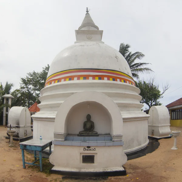 Kleine weiße Stupa — Stockfoto