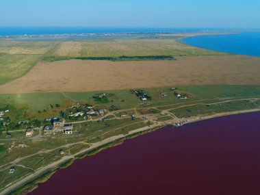 Pembe göl ve nehir manzarası, Arabatskaya Strelka, Güney Ukrayna