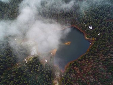 Synevyr Gölü üst görünümü kuadkopter, Karpatlar, Ukrayna