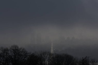 Yağmurlu havada bulutlarda Kyiv görünümü 