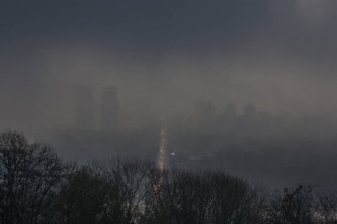 Yağmurlu havada bulutlarda Kyiv görünümü 