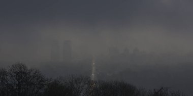 Yağmurlu havada bulutlarda Kyiv görünümü 