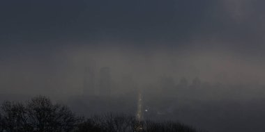 Yağmurlu havada bulutlarda Kyiv görünümü 