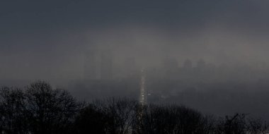 Yağmurlu havada bulutlarda Kyiv görünümü 
