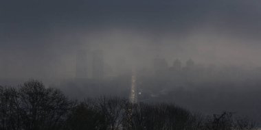 Yağmurlu havada bulutlarda Kyiv görünümü 