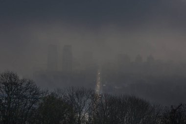 Yağmurlu havada bulutlarda Kyiv görünümü 