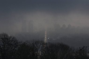 Yağmurlu havada bulutlarda Kyiv görünümü 