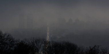 Yağmurlu havada bulutlarda Kyiv görünümü 