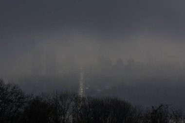Yağmurlu havada bulutlarda Kyiv görünümü 