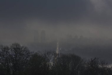 Yağmurlu havada bulutlarda Kyiv görünümü 