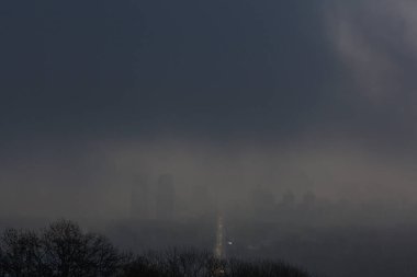 Yağmurlu havada bulutlarda Kyiv görünümü 