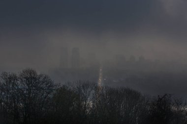 Yağmurlu havada bulutlarda Kyiv görünümü 