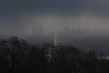 Yağmurlu havada bulutlarda Kyiv görünümü 