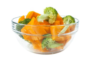 Taze brokoli ve cam tabakta balkabağı.