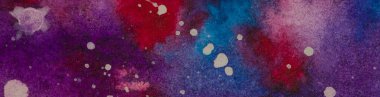 Mor ve mavi renklerde suluboya kozmik arkaplan