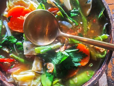 Tahta masada taze sebze körisi.