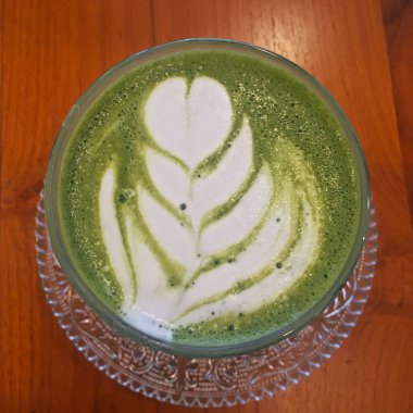 Taze Matcha latte çayı masada.