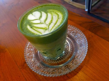 Taze Matcha latte çayı masada.