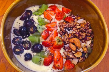 Taze sağlıklı yiyecekler. Meyve ve fındıklı meyve suyu kasesi.