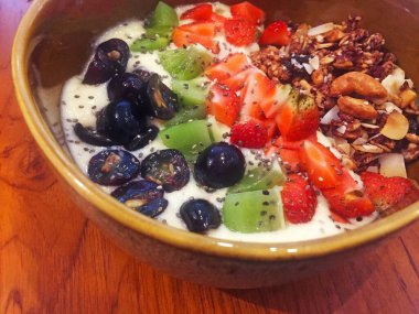 Taze sağlıklı yiyecekler. Meyve ve fındıklı meyve suyu kasesi.