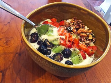 Taze sağlıklı yiyecekler. Meyve ve fındıklı meyve suyu kasesi.