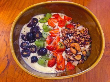 Taze sağlıklı yiyecekler. Meyve ve fındıklı meyve suyu kasesi.