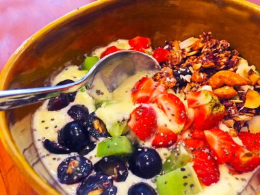 Taze sağlıklı yiyecekler. Meyve ve fındıklı meyve suyu kasesi.