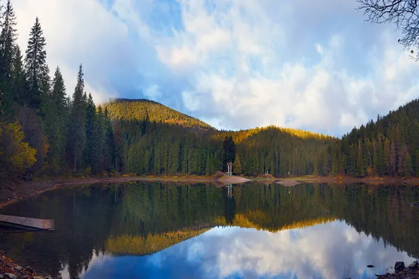 一大早在喀尔巴阡山脉的Synevir湖中乌克兰 — 图库照片