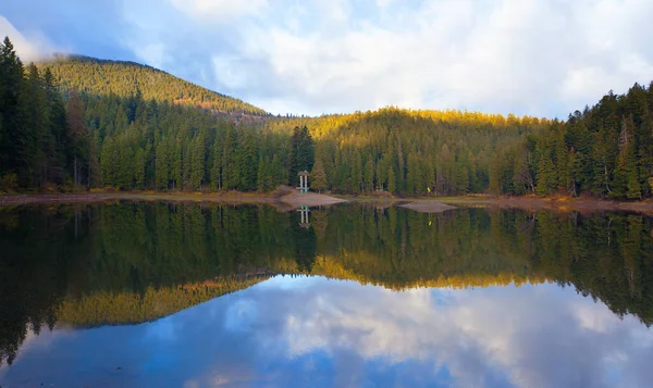 Manhã Cedo Lago Synevir Nas Montanhas Dos Cárpatos Ucrânia — Fotografia de Stock