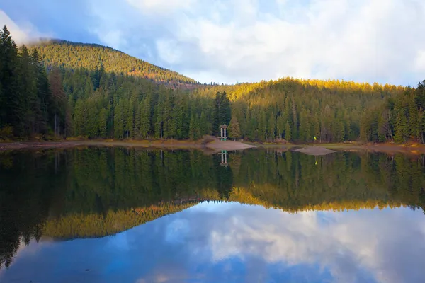 Manhã Cedo Lago Synevir Nas Montanhas Dos Cárpatos Ucrânia — Fotografia de Stock