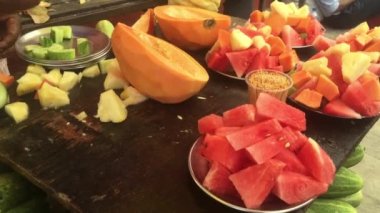 Nepal Katmandu sokaklarında meyve salatası